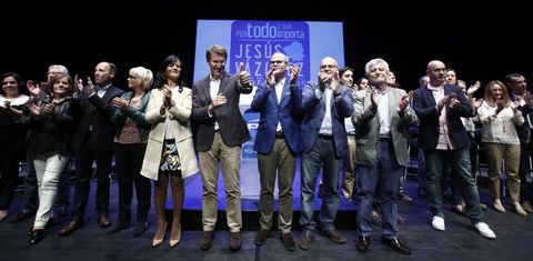 Los miembros de la candidatura popular, junto al presidente del PPdeG, Alberto Núñez, y el del PP ourensano, José Manuel Baltar.