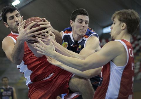 Entre Chagoyen y Cárdenas se hacen con un balón.