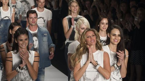 Gisele, acompañada por otros modelos