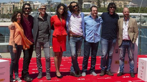 El director Antonio Hernandez (3i) los actores Yon Gonzalez (2i), Aitor Luna(4d), Ben Temple(3d), Esther Méndez(4i), el músico Antonio Galeano (2d) y los productores Beatriz Bodegas (i) y Ramiro Acero (d) posan, posan durante la sesión de fotos de la pelicula «Matar el Tiempo»