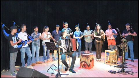 Patro, con los músicos cubanos