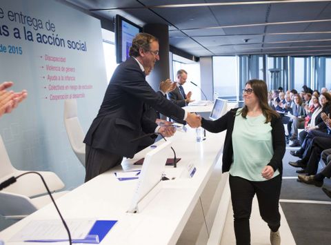 María Alonso, coordinadora del proyecto Mulleres colleiteiras recoge un premio de manos del ministro Alfonso Alonso.