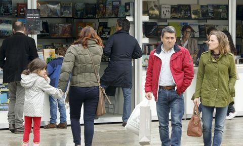 Los primeros compradores se acercaron ayer a las casetas que hoy regalarán claveles.