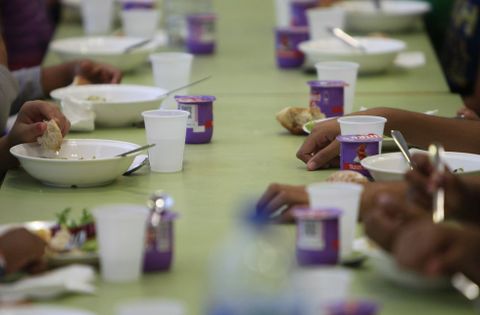 Fotografa de archivo de nios en el comedor de un colegio. 