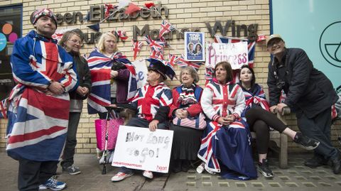 Los británicos celebran frente al hospital el alumbramiento