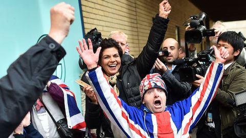 Los británicos celebran frente al hospital el alumbramiento