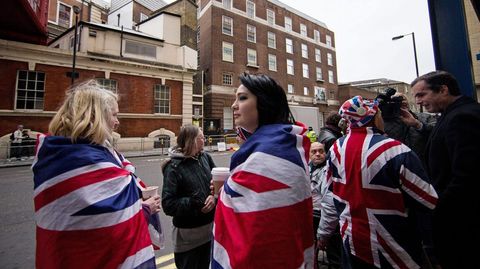 Los británicos celebran frente al hospital el alumbramiento