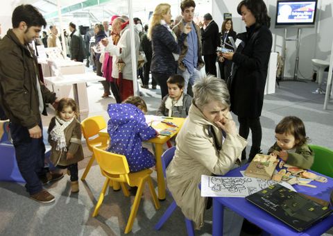 Los niños pueden jugar y dibujar en el espacio de la biblioteca pública.