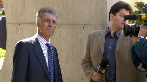 Jesús Hermida, en el año 2001, durante su visita a la capilla ardiente del presidente del Grupo Zeta, Antonio Asensio.