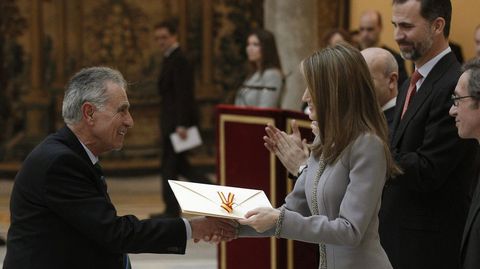 Jesús Hermida en el momento de recibir el Premio Nacional de Televisión en el 2013 de manos de la entonces Princesa de Asturias, Letizia Ortiz