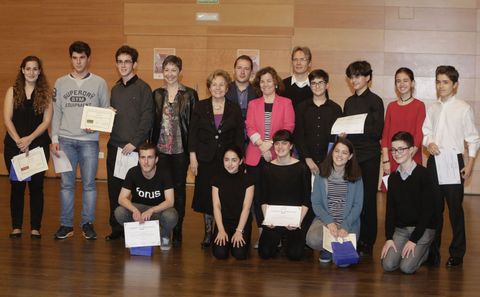 Los trece finalistas del certamen, con parte del jurado y los organizadores.