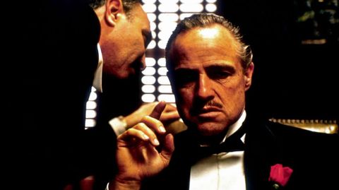 Dirigida y adaptada por Coppola, «El Padrino» se convirtió en todo un clásico de la historia del cine. A pesar de estar poco convencido del resultado de su película, que consideraba «larga, lenta y oscura», el director se hizo con esta primera entrega de la que acabó siendo una inquietante saga familiar, con tres Oscars (mejor película, guión adaptado y actor). Seis meses después del estreno, «El Padrino» se convirtió en la película más taquillera de la Historia.