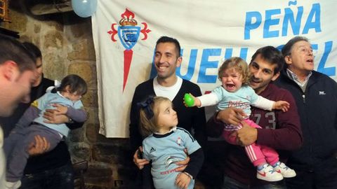 Jonny y Charles, con las socias más pequeñas en un aniversario.