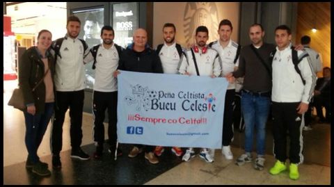 Con Nolito, que se deja ver mucho por Bueu, y otros jugadores de la plantilla.