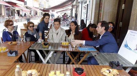 En Vilagarcía el actual alcalde, el popular Tomás Fole, invita a desayunar a unas mujeres