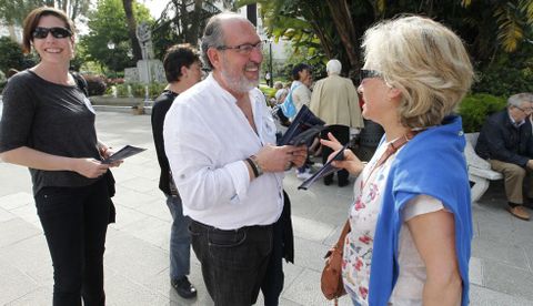 Serafín Otero y otros candidatos del BNG repartieron ayer propaganda en la plaza de América.