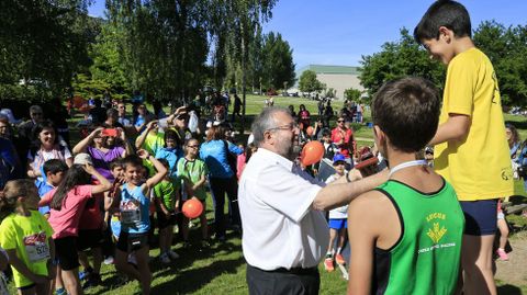 El alcalde de Lugo, José López Orozco, entregando premios de atletismo