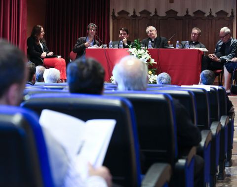 Al acto de ayer asistieron numerosas personas.