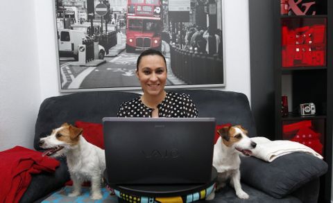 Marta, con sus perros Lucca a la derecha de la imagen y George, a la izquierda, con su herramienta de trabajo, el ordenador.