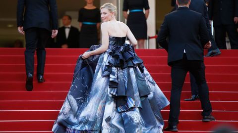 Con escote palabra de honor, larga cola con sobrefalda por detrás, Blanchett brilló, pese a la sobriedad de los grises y azules que dominaban su vestido.