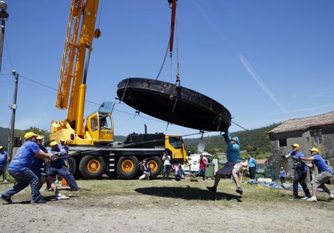 Un cocinero tuvo que colgarse de la sartén gigante para terminar uno de los volteados.