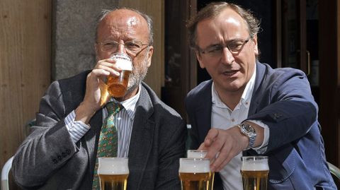 Alfonso Alonso se relajaba el miércoles en una terraza de Valladolid con el alcalde popular, León de la Riva