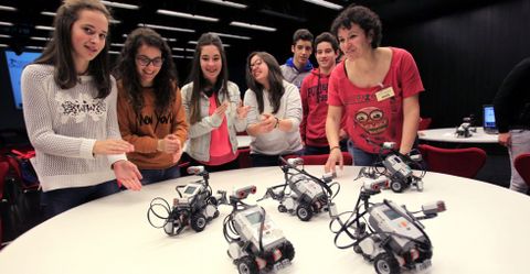 Más de setecientos alumnos de toda Galicia harán sus robots en la Barrié estos días. 