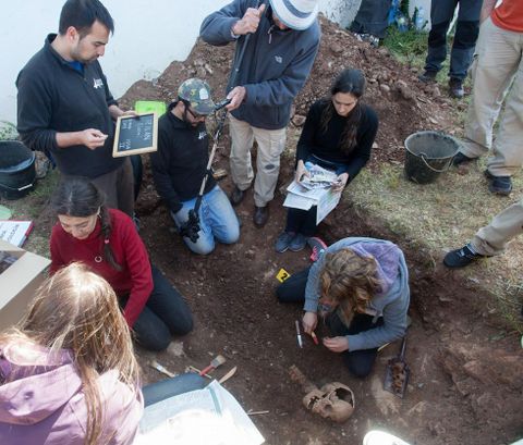 En la exhumación intervinieron forenses argentinos formados en la búsqueda de desaparecidos.