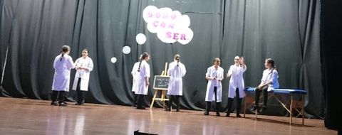 Los bailarines de Máisquedanza rindieron en Lalín un homenaje a los trabajadores y a las profesiones.