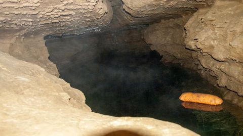 Superficie del lago subterráneo que encierra la cueva, con una boya de seguridad instalada por un grupo de espeleobuceadores