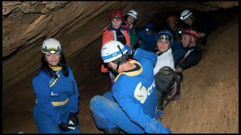 Un momento de descanso en el reciente recorrido realizado en la cueva