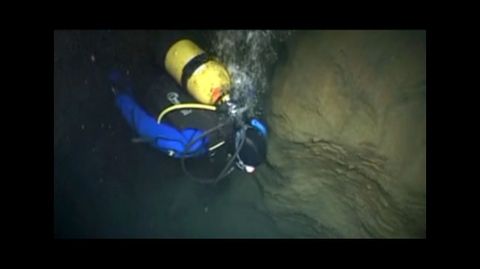 Una inmersión en el lago subterráneo de la cueva de Ceza llavado a cabo en el 2010 por miembros de la asoc iación Axena