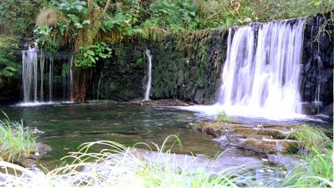Una antigua presa en el río que brota de la cueva de Ceza, en el exterior de la cavidad