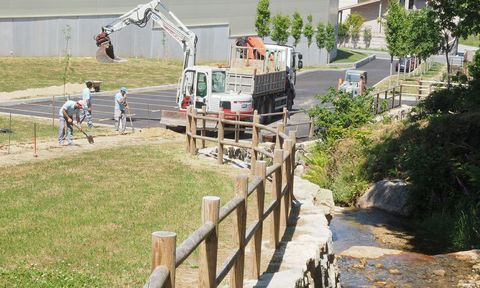 La zona verde está pegada a las naves de la empresa padronesa Aluminios Cortizo.