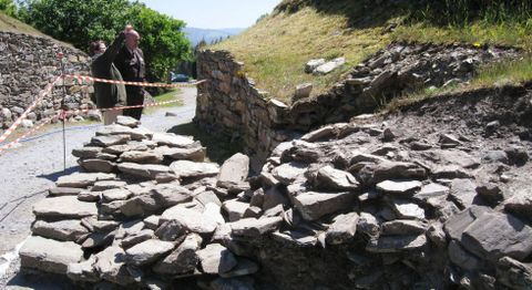 Aspecto de los restos aparecidos junto a la entrada del castro, pertenecientes a la muralla del recinto.