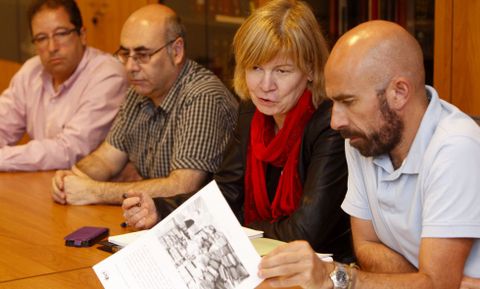 Los representantes de Alternativas na Xustiza explicando el informe elaborado sobre Lugo.