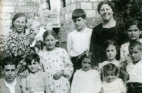 José Mejuto, a la izquierda, con su familia y unos vecinos en 1935, en una de las fotos del libro.