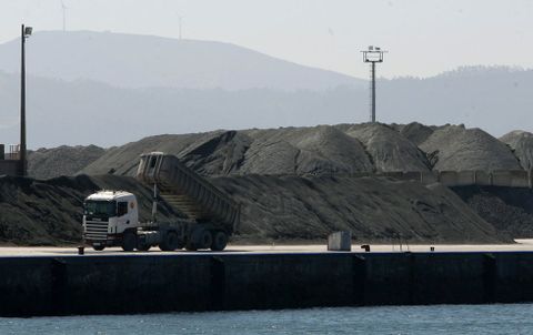 La dunita es transportada por camiones de la mina al puerto de Cariño, donde se apila.