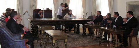 Elena Candia recibe las felicitaciones de su antecesor, Orlando González, ante los miembros de la corporación, que aplauden