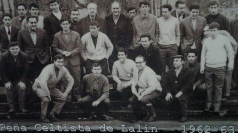 Suso, primer presidente de Siareiros Dezaos, conserva esta foto de la primera que hubo en Lalín. 