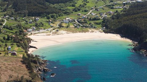 Vista aérea de la playa de Xilloi, en el lugar de Baltar, concello de O Vicedo