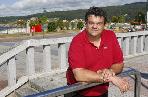O rexedor laxense, José Manuel Mouzo Castiñeira, posa xunto ao paseo marítimo do casco urbano.