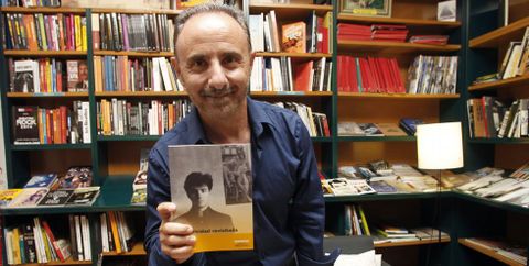 En los años ochenta, Edi Clavo tocó la batería en Gabinete Caligari y Maleaje.