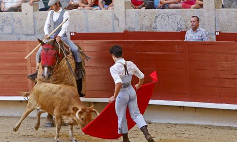 El joven novillero Álvaro Lorenzo durante la tienda de una de las seis becerras de Alcurrucén.