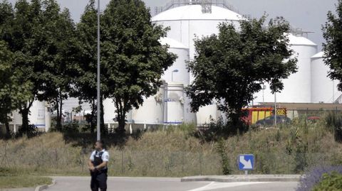 El primer ministro francés, Manuel Valls, ha ordenado reforzar la seguridad y la vigilancia en torno a las instalaciones sensibles del país después del presunto ataque islamista que se ha producido en Saint-Quentin Fallavier.