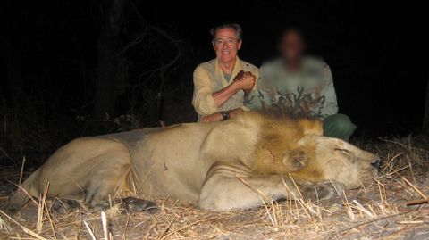 Blesa, junto a un león abatido en una cacería en África, una imagen filtrada procedente de sus correos.