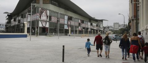 La reforma del entorno de la Marina permitió integrar el centro comercial retirando los muros del recinto portuario.