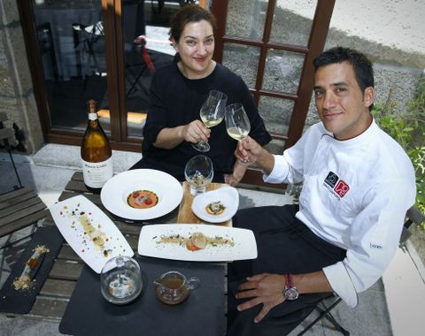 Esther y Yayo Daporta posan con el menú que servirán en su restaurante.