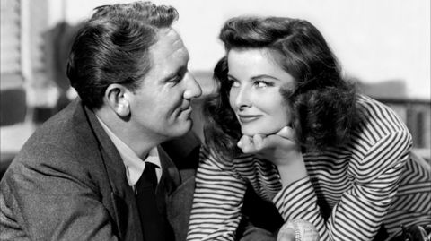 Katherine Hepburn y Spencer Tracy se conocieron en el film «La mujer del año» (1942). Su amor parecía imposible y ella aceptó ser su amante, aun sabiendo que nunca se divorciaría, hasta la muerte de Spencer en 1967.