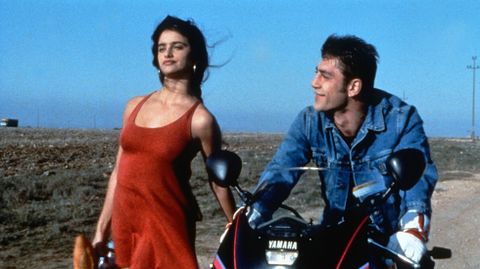 Penélope Cruz y Javier Bárdem se conocieron en el rodaje de «Jamón Jamón» (1992), que llevaría a Cruz a la fama. No fue hasta 16 años más tarde cuando volvieron a juntarse para filmar «Vicky Cristina Barcelona», y ya no volverían a separarse.